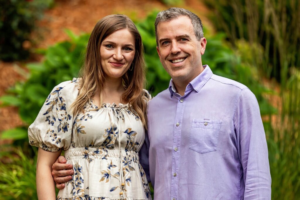 Closing portrait from the session — Paula with her family at the end of the afternoon